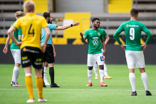 Jönköpings Enock Kwakwa får rött kort och utvisning