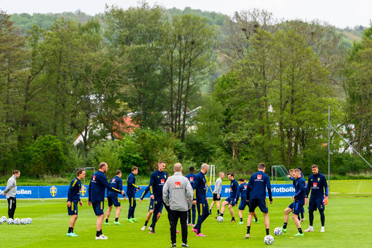 Players warm up