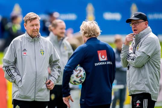 Assistant coach Peter Wettergren, Emil Forsberg and Janne