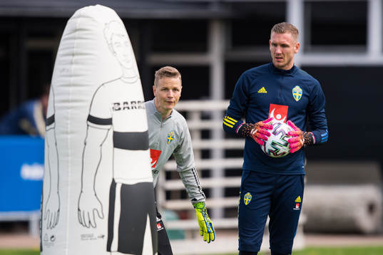 Maths Elfvendal, goalkeeper coach and goalkeeper Robin Olsen