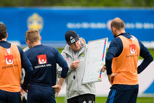 Janne Andersson, head coach with a tactical board