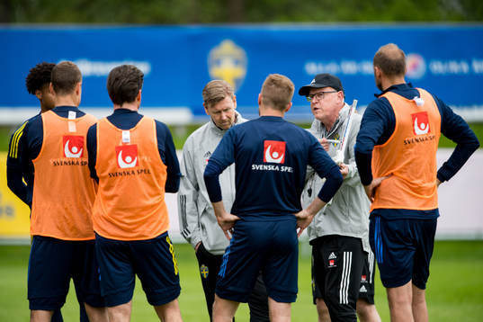 Janne Andersson, head coach with a tactical board