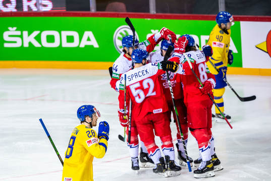 Jesper Frödén of Sweden looks dejected and players of