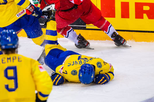 Henrik Tömmernes of Sweden falls