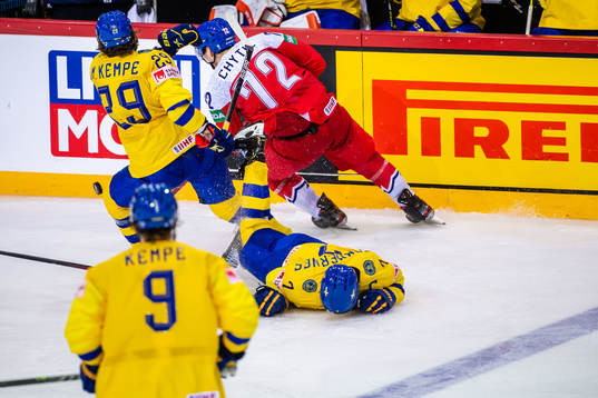 Henrik Tömmernes of Sweden falls