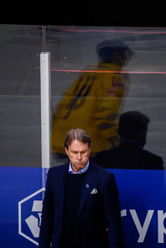 Johan Garpenlöv, Head coach of Sweden looks dejected