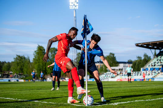 Daouda Bamba of Brann and Nicolas Pignatel Jenssen of