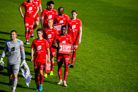 Daouda Bamba and the players of Brann