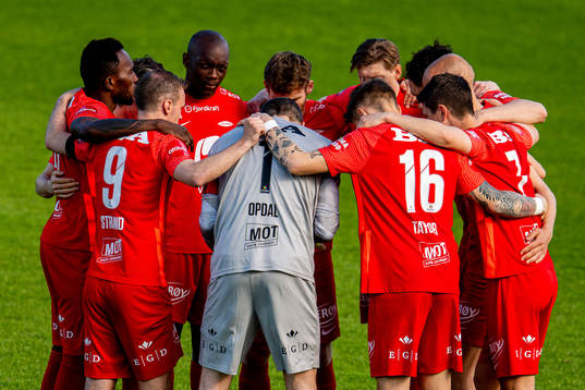 Moonga Aluta Simba and the players of Brann gather in a