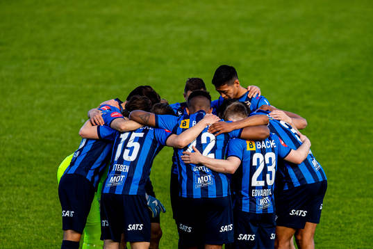 Kosuke Kinoshita and the players of Stabæk gather in a