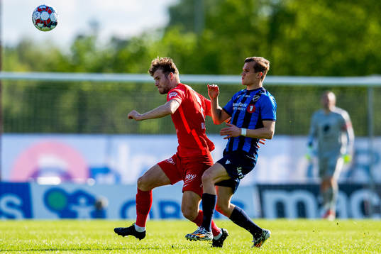 Ole Didrik Blomberg of Brann and Kornelius Hansen of Stabæk
