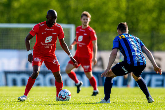 Moonga Aluta Simba of Brann and Mats Solheim of Stabæk