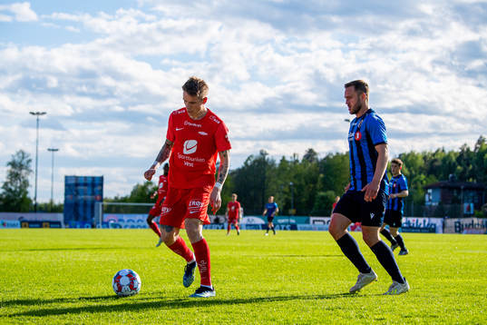 Robert Taylor of Brann and Mats Solheim of Stabæk