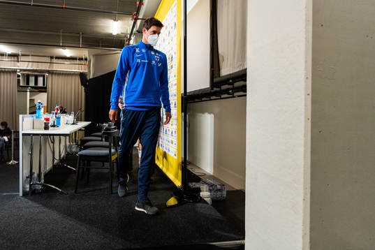 Sauli Väisänen leaves