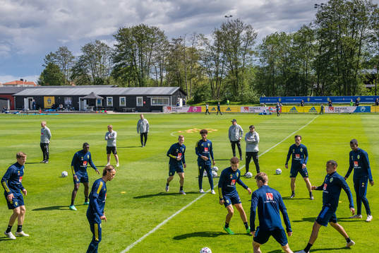 Players of Sweden warms up
