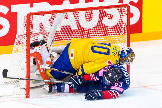 Brendan Connolly of Great Britain collides with goalkeeper