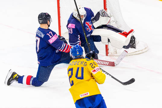Oscar Lindberg of Sweden shoots against Mark Richardson and