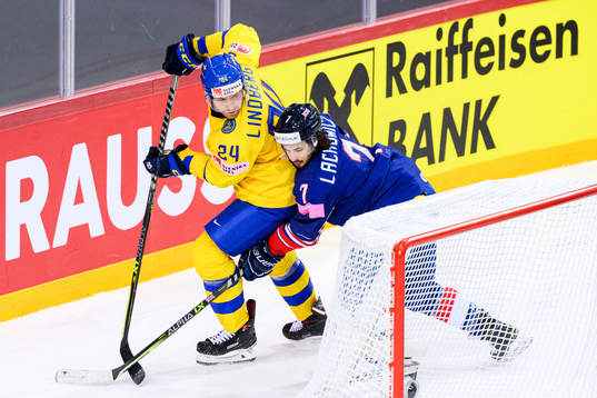 Oscar Lindberg of Sweden and Robert Lachowicz of Great