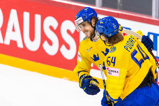 Mario Kempe of Sweden scored 4-1 and celebrates with