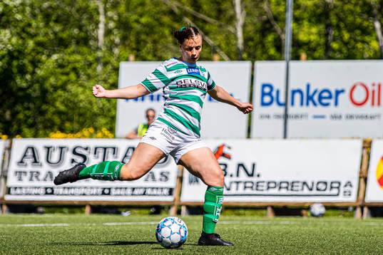 Mari Smevoll of KIL/Hemne scores the 1-0 goal