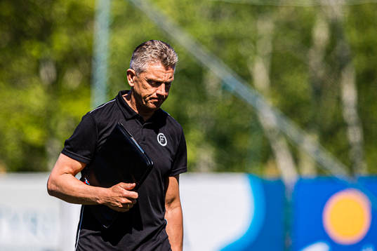Leif Nordli, head coach of Fart, looks dejected
