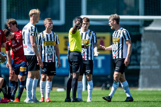 Landskronas Robin Hofsö får lämna planen