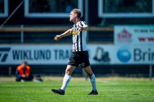 Landskronas Robin Hofsö får lämna planen