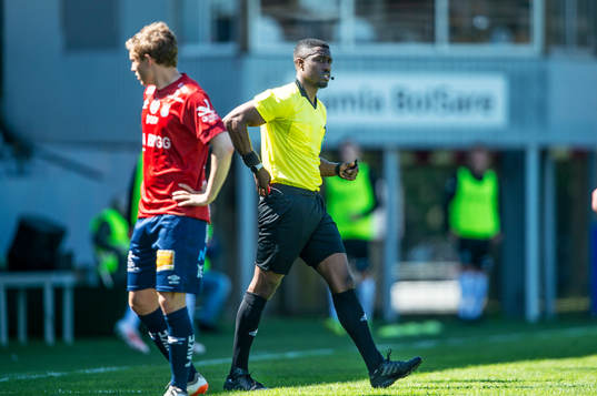 Domare Fredrik Oppong med det röda kortet i fickan