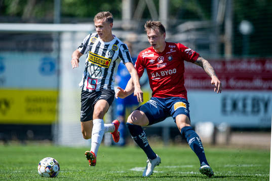 Landskronas Oscar Petersson mot Örgrytes Marcus Haglind