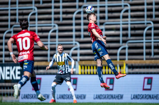 Örgrytes Daniel Paulson nickar bollen