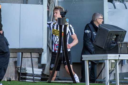 Landskronas Robin Hofsö får rött kort och lämnar planen