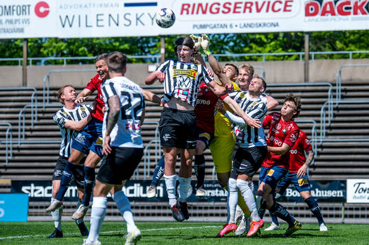 Trångt framför Landskronas målvakt Amr Kaddoura