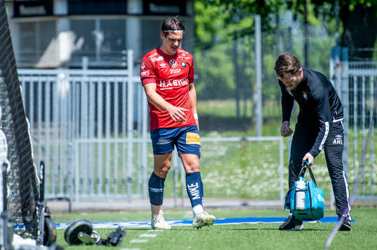 Örgrytes Kevin Ackermann lämnar planen skadad