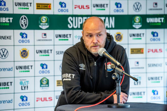 Örgrytes tränare Dane Ivarssonunder fotbollsmatchen i