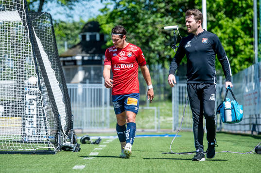 Örgrytes Kevin Ackermann får lämna planen skadad