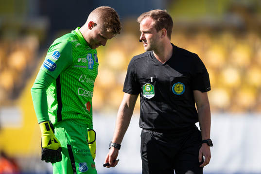 Domare Richard Sundell och Norrbys Anton Cajtoft