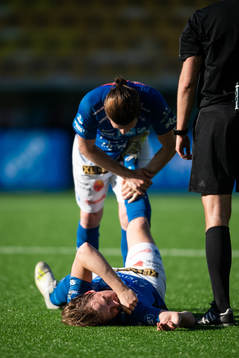 Norrbys Robin Strömberg har ont och får hjälp av Nino