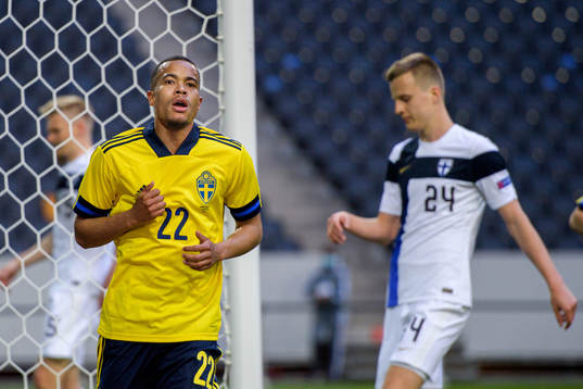 Robin Quaison of Sweden celebrates the 1-0 goal