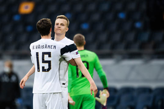 Robert Ivanov and Sauli Väisänen of Finland looks dejected