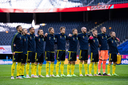 The players of Sweden singing the national anthem