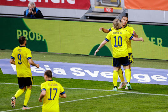 Robin Quaison and Emil Forsberg of Sweden celebrate the 1-0