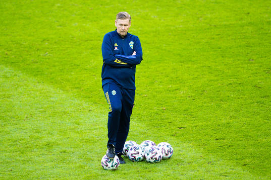Assistant coach Peter Wettergrenof Sweden