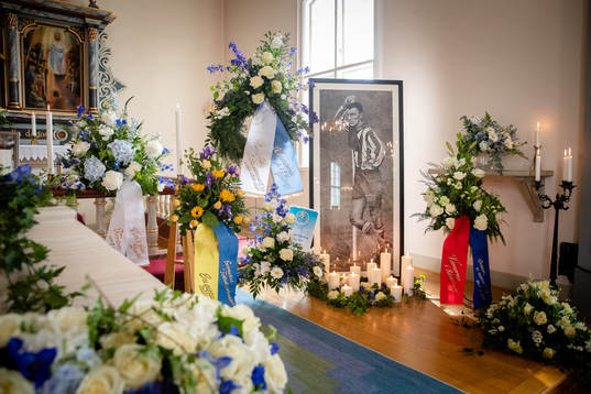 Blomsterarrangemang och hälsningar samlade vid ett
