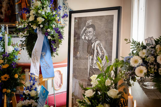 Blomsterarrangemang och hälsningar samlade vid ett