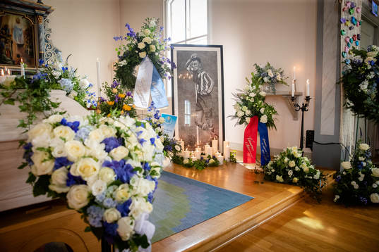 Blomsterarrangemang och hälsningar samlade vid ett