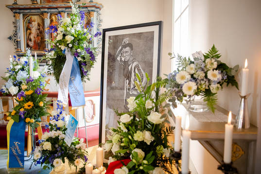 Blomsterarrangemang och hälsningar samlade vid ett
