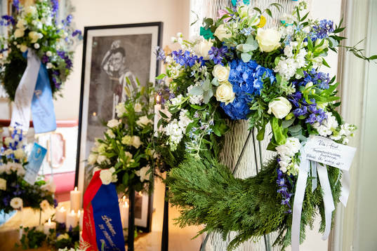 Blomsterarrangemang och hälsningar samlade vid ett