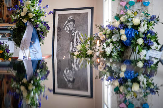 Blomsterarrangemang och hälsningar samlade vid ett