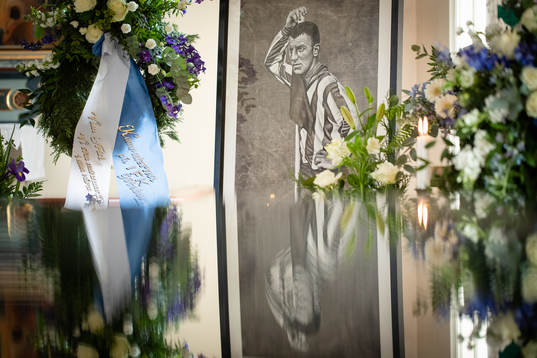 Blomsterarrangemang och hälsningar samlade vid ett