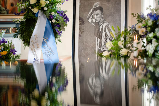Blomsterarrangemang och hälsningar samlade vid ett
